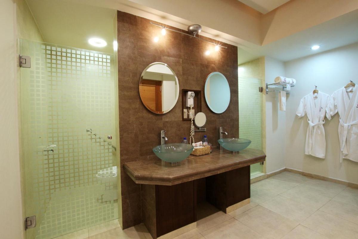 Hotel Colon Plaza Business Class Nuevo Laredo Exterior photo